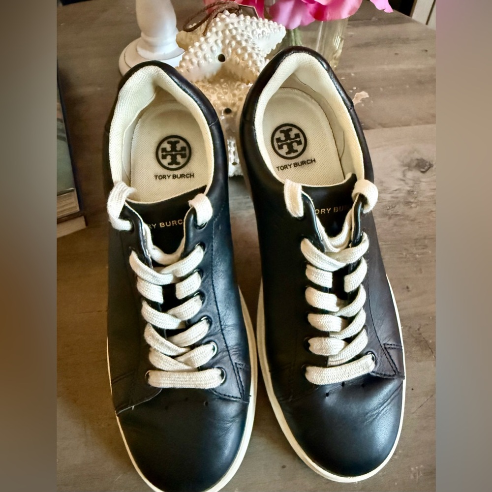 Tory Burch Howell Chevron Sneaker Black Leather w/ Cream Laces 💗
